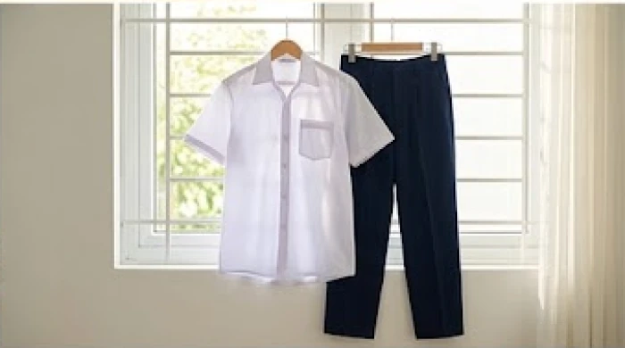 Bộ đồng phục áo sơ mi trắng phối cùng quần âu xanh tím than được chỉnh tề cho học sinh mệnh Mộc