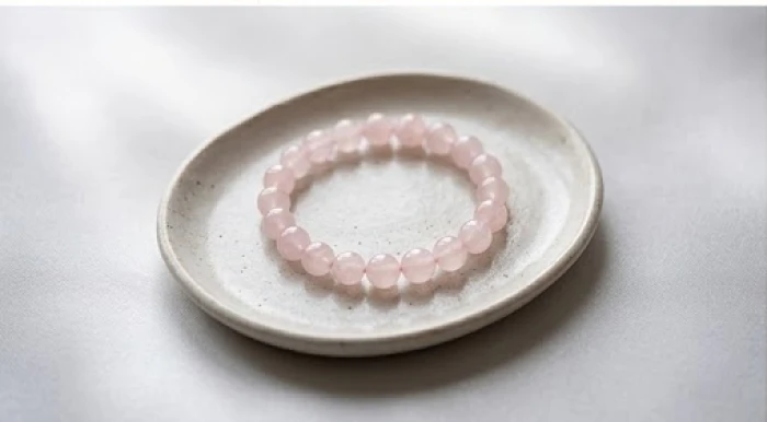 Vòng đá phong thủy được đặt trên khay nhỏ để nạp năng lượng dưới ánh sáng dịu