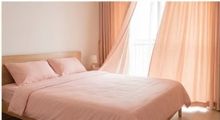 Thiết kế phòng ngủ tông màu hồng phấn nhẹ nhàng kết hợp rèm cửa màu cam nhạt ấm cúng