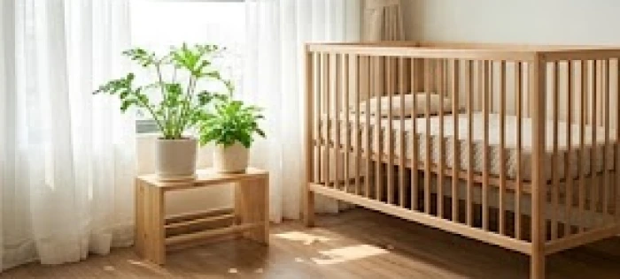 Nôi ngủ bằng gỗ của bé được đặt trong phòng thoáng gió có rèm trắng mỏng cản nắng mặt trời mùa hè