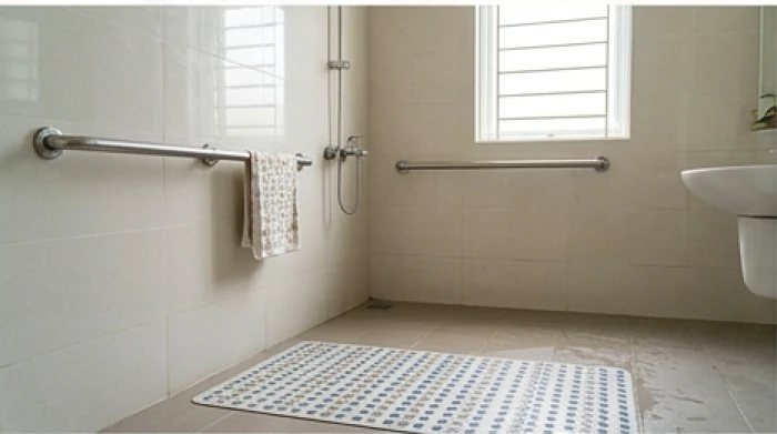 Tay vịn chắc chắn và thảm chống trượt được lắp đặt cẩn thận trong phòng tắm dành cho người cao tuổi