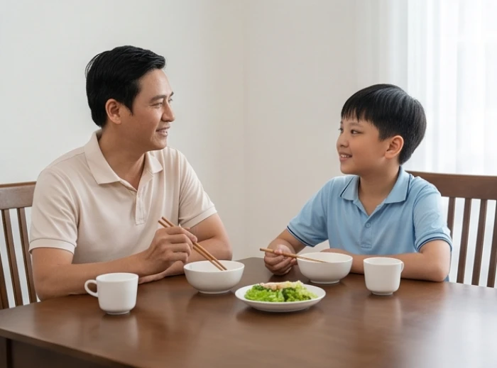 Phụ huynh và học sinh 13 tuổi cùng nhau thảo luận bài vở trong một không gian sinh hoạt chung ấm cúng