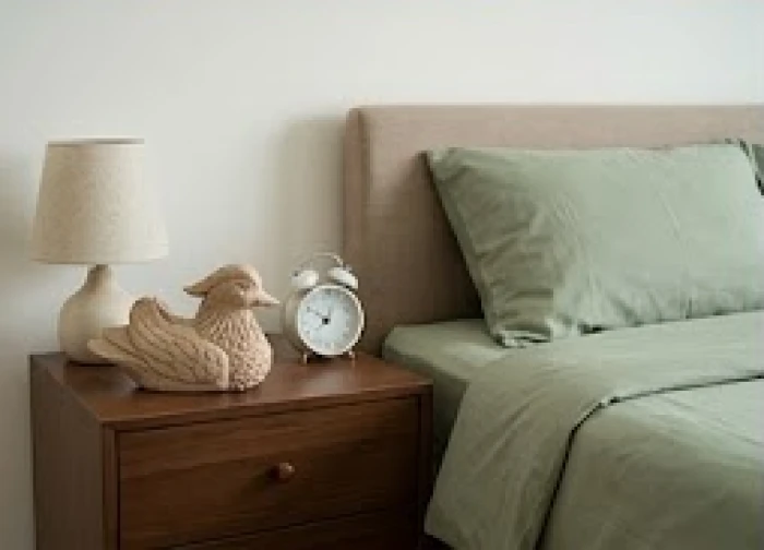 Cặp uyên ương đá tự nhiên đặt tại góc Tây Nam phòng ngủ bên bộ ga giường màu xanh lá hài hòa