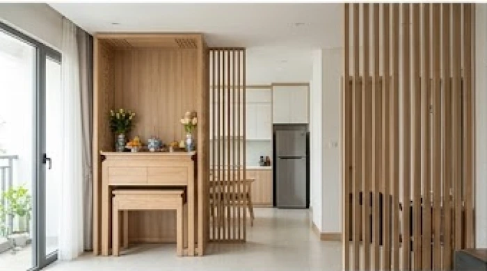 Khu vực thờ tự mang phong cách hiện đại với vách ngăn gỗ mộc mạc đặt tại không gian mở ngập tràn ánh sáng
