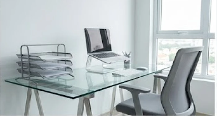 Góc phòng làm việc tối giản hạn chế các vật liệu gốm sứ và màu nâu đất để tránh Thổ khắc Thủy