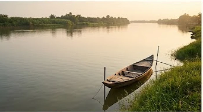 Mặt nước tĩnh lặng ven sông vắng vẻ phản chiếu ánh sáng dịu nhẹ mang ngụ ý cần cẩn trọng khi di chuyển đường thủy