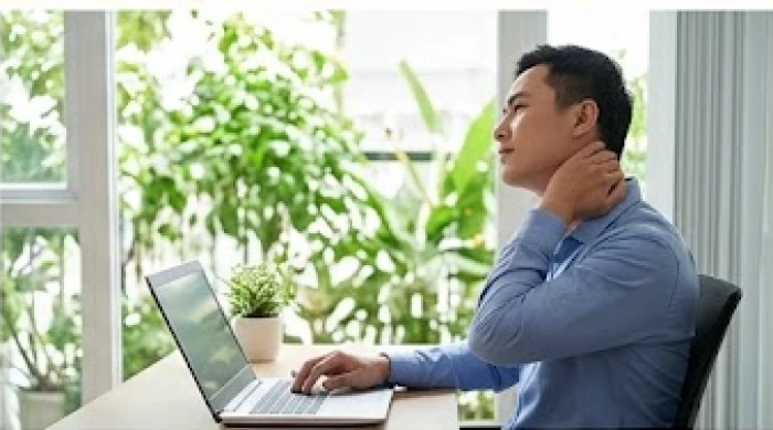 Người làm việc văn phòng tạm rời mắt khỏi màn hình để nhìn ra khung cảnh bên ngoài cửa sổ
