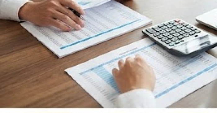 Hai đối tác kinh doanh cẩn trọng rà soát sổ sách tài chính khi làm ăn chung thuộc nhóm tam hợp tuổi mão
