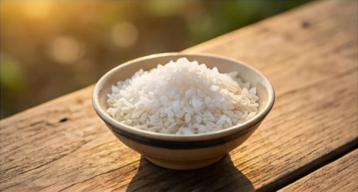 Đĩa muối gạo sạch dùng để rắc sau nghi thức cúng giải hạn Tam Tai tại gia của người tuổi Mậu Dần 1998