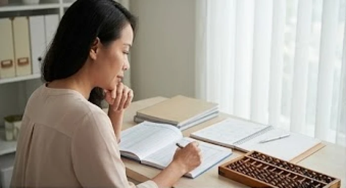Người phụ nữ tuổi Giáp Tý cẩn trọng kiểm tra sổ sách tài chính trong năm gặp sao Thái Bạch chiếu mệnh