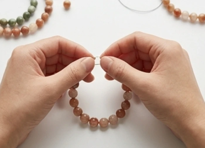 Nghệ nhân xâu chuỗi vòng tay đá tự nhiên 17 hạt rơi vào cung Sinh mang lại ý nghĩa may mắn và khởi đầu mới