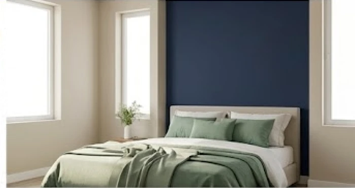 Phòng ngủ áp dụng tỷ lệ phối màu hoàn hảo với mảng tường xanh biển thẫm và chăn ga màu xanh lá