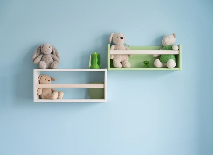 Mảng tường phòng ngủ được sơn tông màu xanh dương nhạt kết hợp cùng những món đồ chơi bằng bông mềm mại