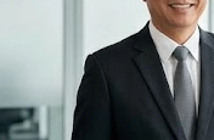 Nam doanh nhân người Việt Nam trưởng thành đang tự tin mỉm cười trong văn phòng sang trọng