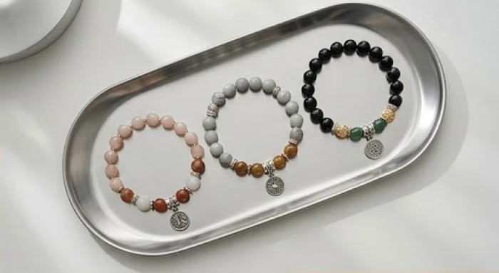 Ba chiếc vòng phong thủy đại diện cho bộ tam hợp được sắp xếp hài hòa trên một chiếc khay kim loại