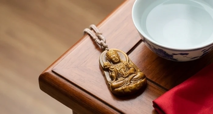 Nghi thức thanh tẩy mặt phật bản mệnh tuổi ngọ trong bát nước âm dương và khăn lụa đỏ trang trọng
