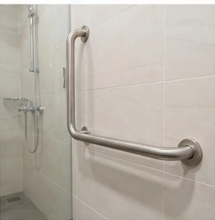 Hệ thống tay vịn inox chống trơn trượt được lắp đặt cẩn thận trong phòng tắm gia đình