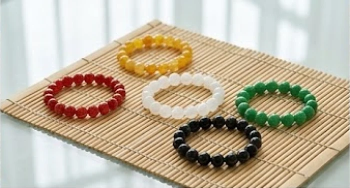 Các vòng tay đá thạch anh với nhiều màu sắc đại diện cho ngũ hành Kim Mộc Thủy Hỏa Thổ