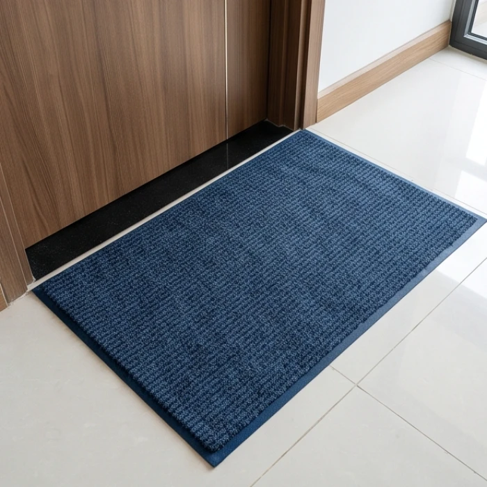Thảm chùi chân màu xanh dương trải sát mép cửa chính để hóa giải sát khí hướng Tây