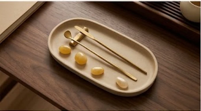 Sự kết hợp giữa khay gốm sứ hành Thổ và chi tiết đồng thau hành Kim thể hiện chu kỳ Thổ sinh Kim mang lại tài lộc