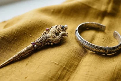 Chiếc trâm cài tóc thủ công bằng vàng tinh xảo giúp bạn hình dung thoa xuyến kim là gì trong phong thủy thực tế
