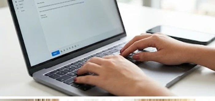 Nhân viên nữ đang soạn thảo văn bản xác nhận các nhiệm vụ công việc để đảm bảo tính minh bạch cao