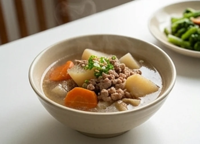 Món canh hầm rau củ quả mềm nhừ bốc khói nghi ngút được bày biện cẩn thận trên bàn ăn gia đình