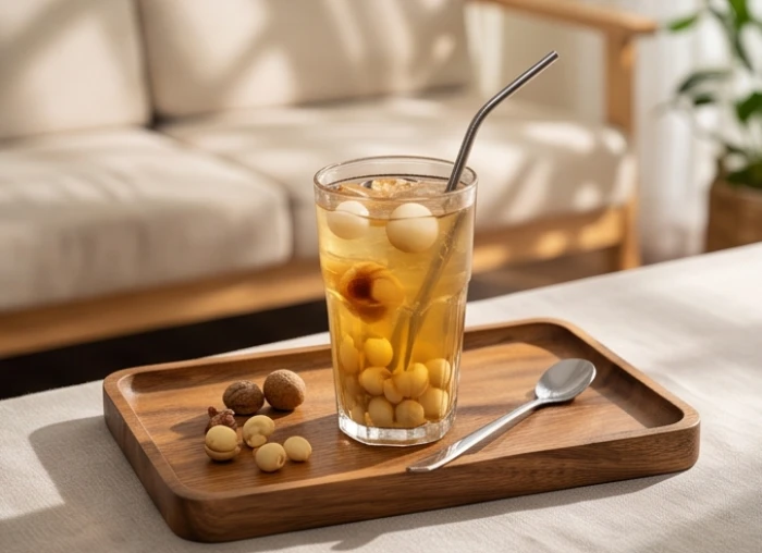 Khay gỗ bày ly nước mát thanh nhiệt từ thảo mộc giúp bồi bổ cơ thể cho người cao tuổi trong những ngày hè oi bức