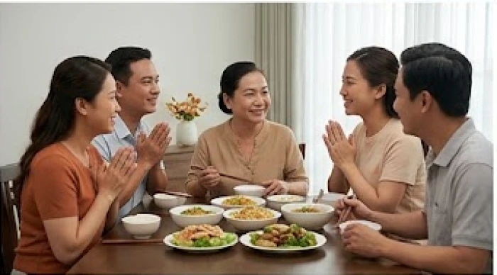 Khung cảnh con cháu bày tỏ lòng biết ơn khi thưởng thức bữa ăn ngon do người phụ nữ tuổi Giáp Thìn tận tâm chuẩn bị