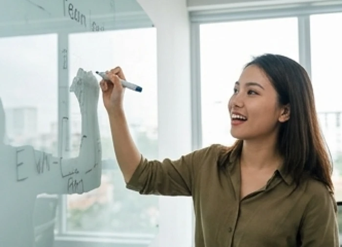 Nhân viên trẻ tuổi Mậu Tý đang thảo luận và giải quyết nhanh tình huống bế tắc trong cuộc họp nhóm
