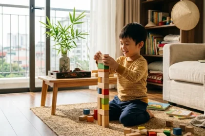 Hình ảnh minh họa tính cách tuổi nhâm dần 2022 qua biểu cảm tự tin và độc lập của một em bé đang vui chơi