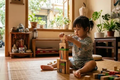 Chân dung em bé Việt Nam đang tập trung xếp hình thể hiện sự kiên định và tính cách tuổi tân sửu 2021