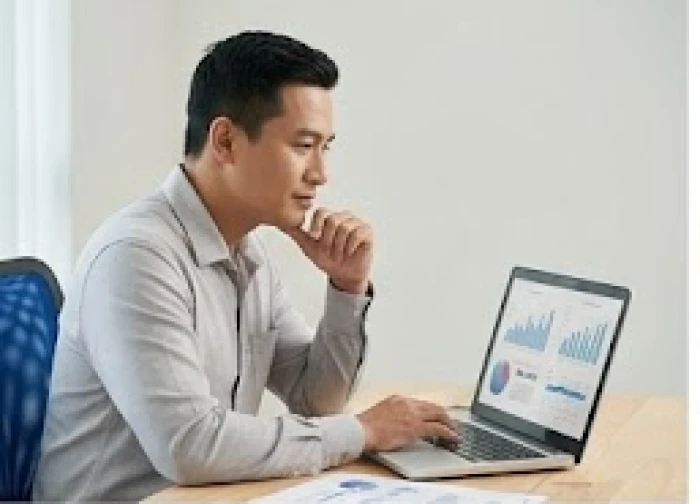 Chuyên gia phân tích tuổi tý chăm chú quan sát và đánh giá dữ liệu thị trường trong phòng làm việc yên tĩnh
