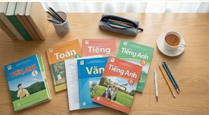 Sách vở và tài liệu ôn thi các tổ hợp môn được sắp xếp gọn gàng trên bàn học dành cho học sinh 2010