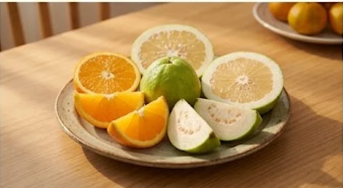 Đĩa cam tươi và ổi bưởi bày trên bàn ăn gia đình giúp bổ sung vitamin C tự nhiên