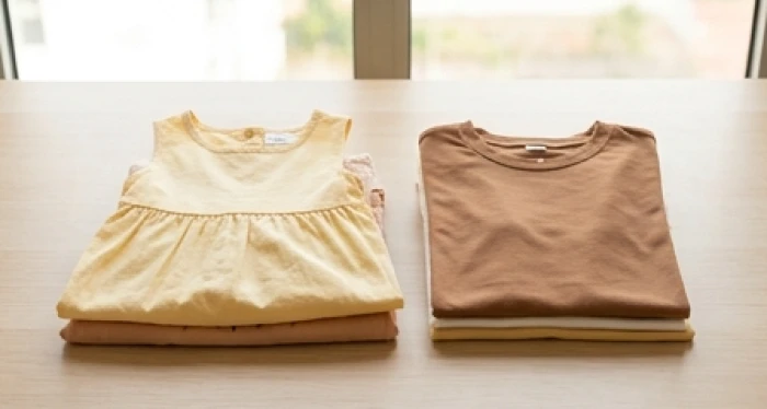 Bộ quần áo trẻ em vải cotton màu nâu sữa và vàng be điểm xuyết chi tiết pastel nhẹ nhàng