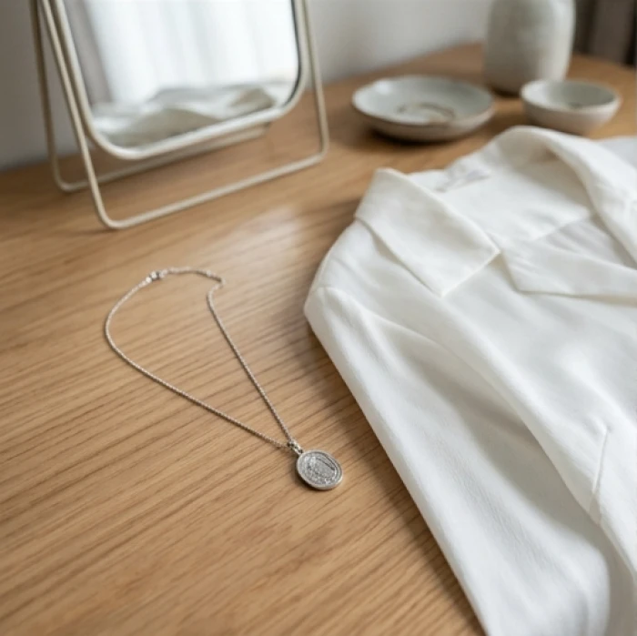 Trang sức dây chuyền bạc và trang phục màu xám trắng bảo vệ năng lượng cho nữ mạng sao Thủy Diệu