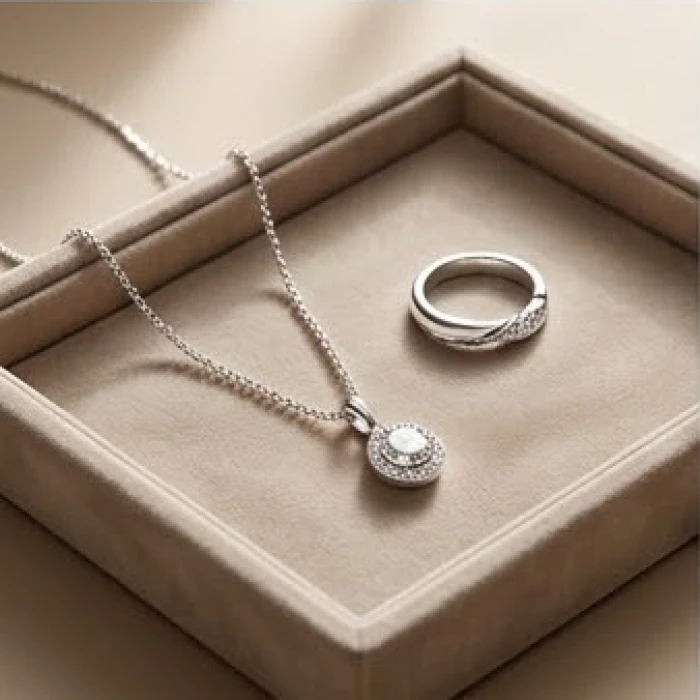 Sợi dây chuyền bạc nguyên chất và nhẫn vàng trắng đặt trên khay nhung tinh tế mang lại nguồn vượng khí hành Kim