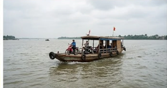 Chuyến đò ngang đang di chuyển trên sông với sóng nước lớn, cảnh báo rủi ro di chuyển cho người lớn tuổi