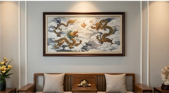 Bức tranh phong thủy chủ đề mãnh long quần tụ đóng khung gỗ sang trọng treo trên tường phòng khách hiện đại