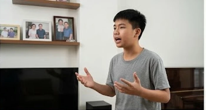 Thiếu niên đang đứng tranh luận sôi nổi để bảo vệ ý kiến cá nhân trước sự ngỡ ngàng của người lớn