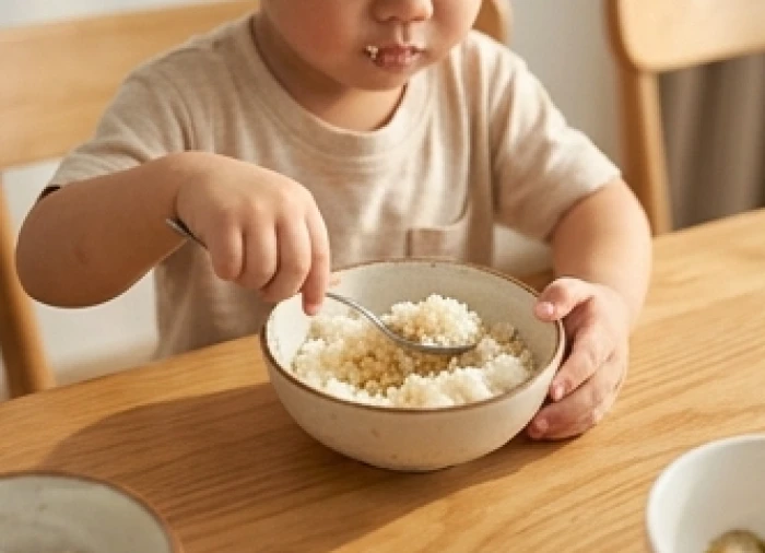 Bé gái hai tuổi kiên trì tự xúc cơm và tập mang giày trên bàn ăn gia đình Việt Nam