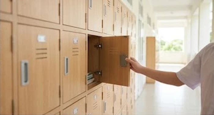Dãy tủ locker cá nhân bằng gỗ bên trong hành lang trường học với các ngăn tủ gọn gàng dành cho học sinh