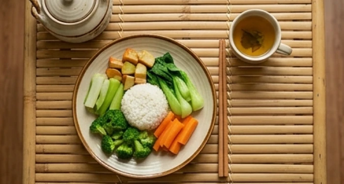 Bữa ăn lành mạnh tươi ngon với rau củ và nước ấm giúp người tuổi Bính Tuất duy trì sức khỏe trong nửa đầu năm