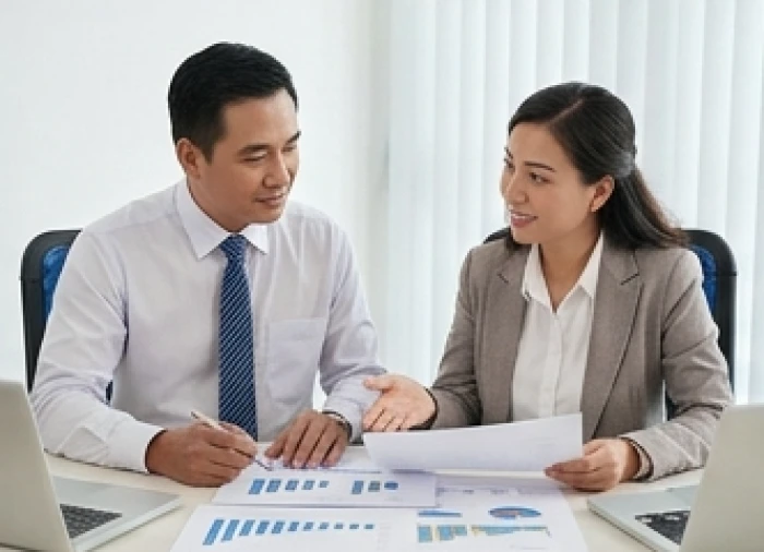 Cuộc họp trao đổi chiến lược kinh doanh giữa nam và nữ doanh nhân tuổi Thìn hướng tới các mục tiêu phát triển