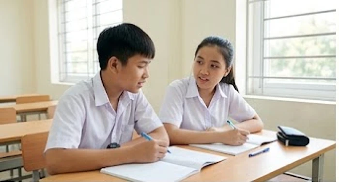 Hai học sinh Nhâm Thìn 2012 hợp tuổi cùng nhau trao đổi bài tập Toán hào hứng tại bàn học