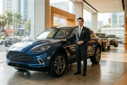Người mua đang xem bảng màu tại showroom để quyết định tuổi tuất mua xe màu gì mang lại tài lộc và bình an