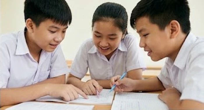 Nhóm bạn học đồng học sôi nổi chia sẻ kiến thức môn Toán và Ngữ văn trong giờ thảo luận nhóm