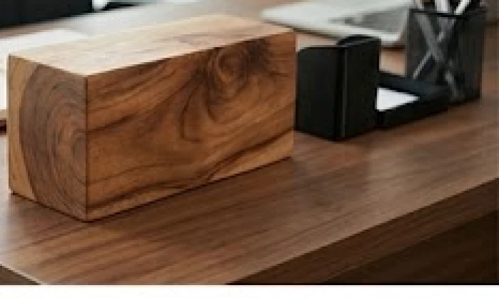 Khối gỗ mỹ nghệ tự nhiên đặt trên bàn làm việc giúp chuyển hóa xung khắc ngũ hành trong tam hợp tuổi mão