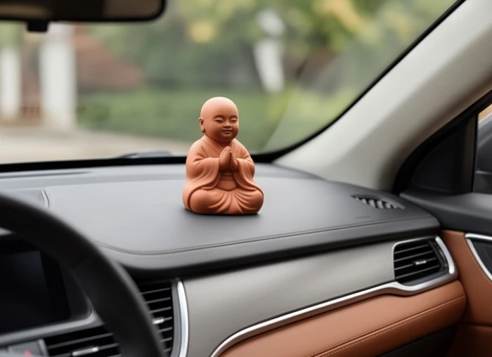 Tượng trang trí bằng gốm sứ màu vàng đất đặt gọn trên bảng điều khiển xe ô tô giúp điều hòa năng lượng hành Hỏa